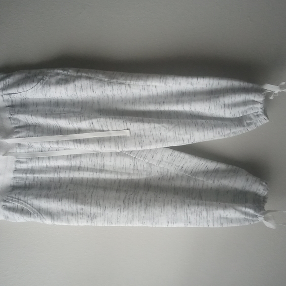 Bobbie Brooks Capri - Picture 2 of 10